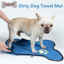 Perro que seca la toalla azul del baño para las patas sucias para el perro